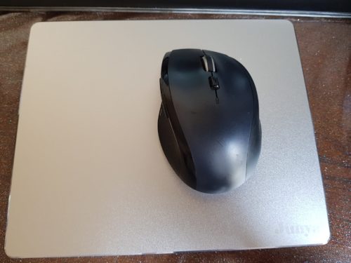 tapis de souris junya avec souris logitech