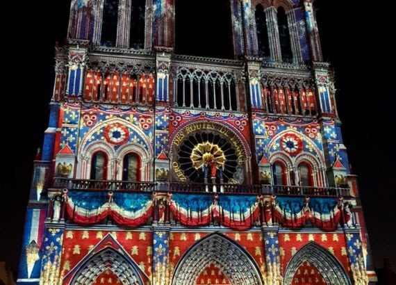 Cathédrale illuminée de nuit