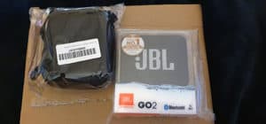 Unboxing de l’enceinte JBL GO2 avec son emballage et accessoires.