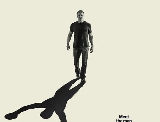 Affiche du documentaire Sly sur Netflix avec Sylvester Stallone en noir et blanc et son ombre en boxeur iconique