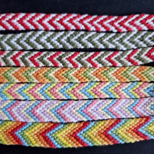 Bracelets brésiliens colorés en zigzag.
