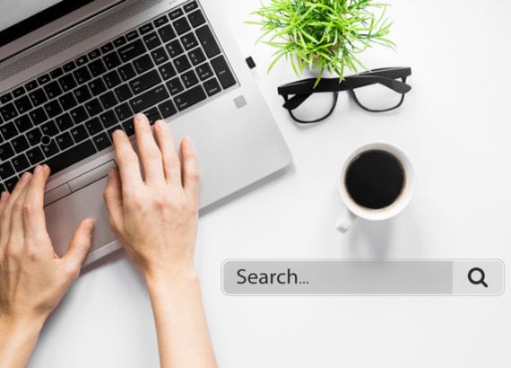 Recherche Google 2021 sur ordinateur portable avec champ de recherche affiché