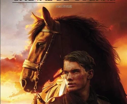 Affiche du film de guerre 'Cheval de Guerre' montrant un jeune homme et son cheval sur fond de paysage de bataille pendant la Première Guerre Mondiale.
