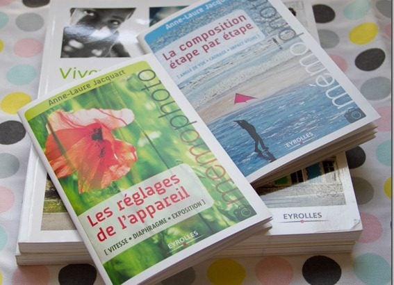 Livres de photographie sur table à motifs.