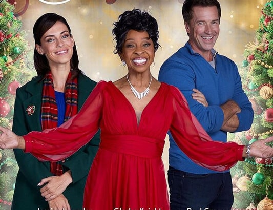 Affiche du film I'm Glad It's Christmas avec Jessica Lowndes, Gladys Knight et Paul Greene devant un décor festif de Noël