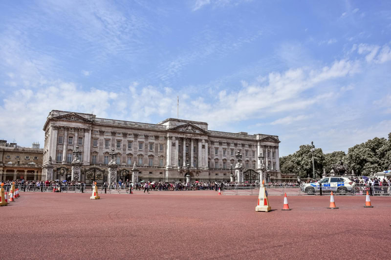 Photo de Buckingham Palace à Londres, lieu emblématique des recherches Google en 2022 après le décès de la reine Elizabeth II.