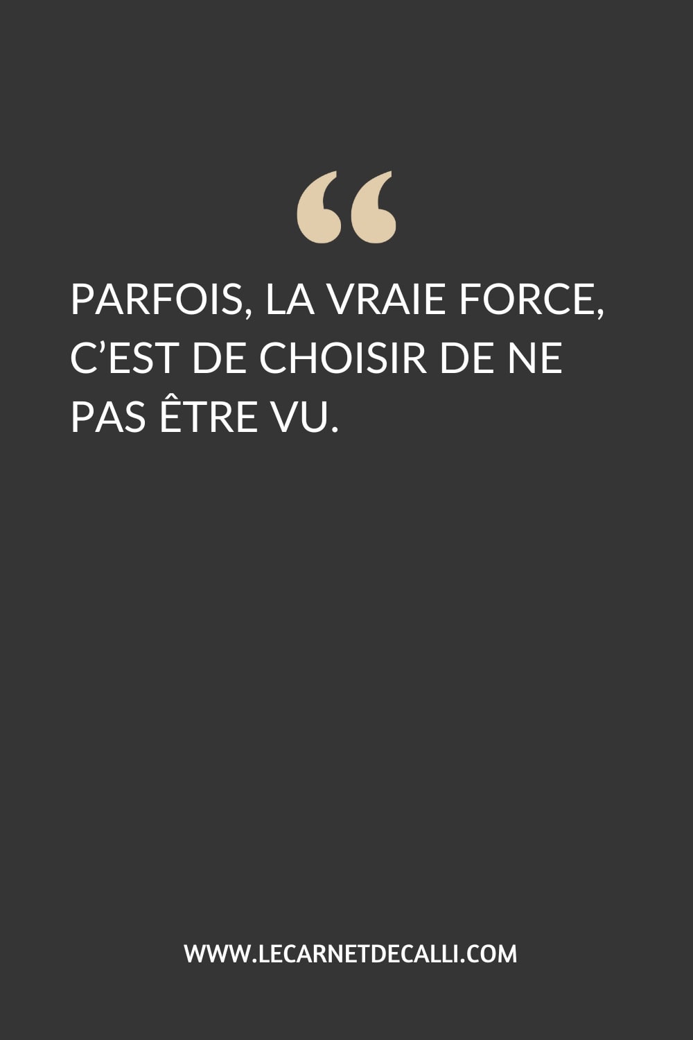 Citation inspirante sur fond noir : “Parfois, la vraie force, c’est de choisir de ne pas être vu.”