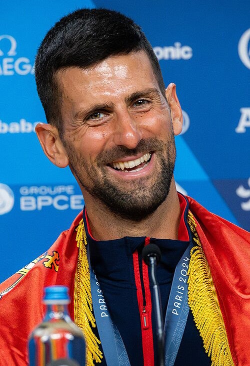 Portrait de Novak Djokovic lors d’une conférence de presse, l’un des sportifs les plus recherchés sur Google en 2022.