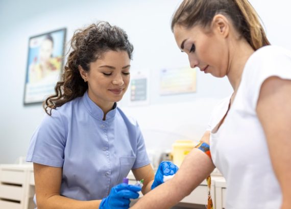 Infirmière effectuant une prise de sang sur une patiente dans un laboratoire médical