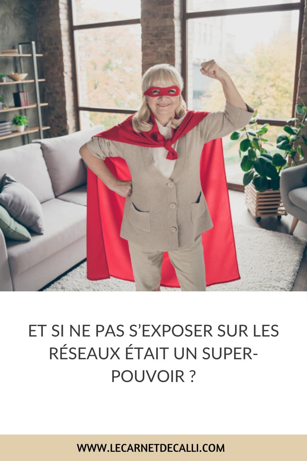 Femme déguisée en super-héroïne dans un salon, illustrant la force tranquille de celles qui choisissent la discrétion sur les réseaux sociaux.