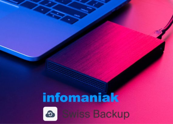 Disque dur externe connecté à un ordinateur portable, image illustrant Swiss Backup d’Infomaniak
