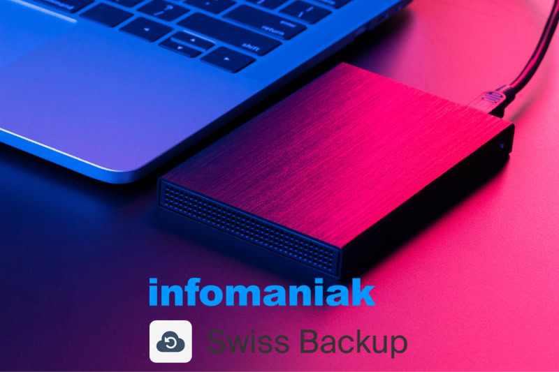 Disque dur externe connecté à un ordinateur portable, image illustrant Swiss Backup d’Infomaniak