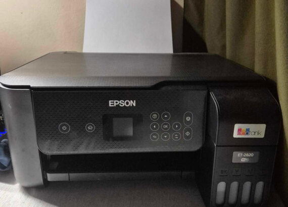 Imprimante Epson EcoTank ET-2820 vue de face, installée sur un bureau