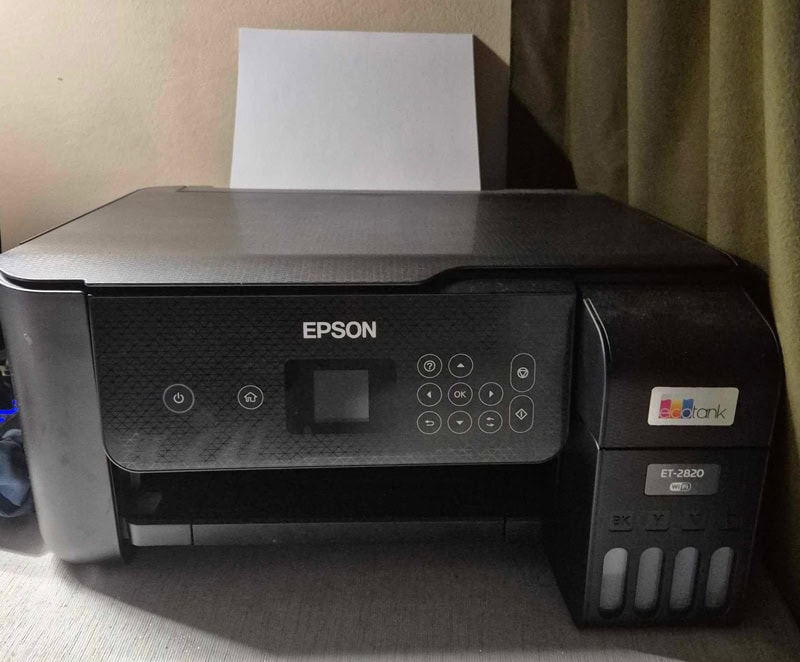 Imprimante Epson EcoTank ET-2820 vue de face, installée sur un bureau