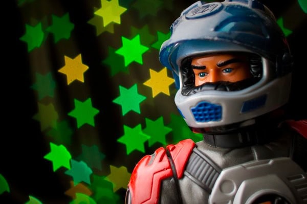 Portrait d’une figurine avec un arrière-plan en bokeh étoiles vertes