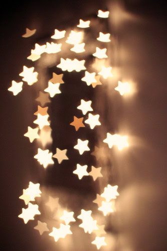 Guirlande lumineuse photographiée avec un bokeh en forme d'étoiles