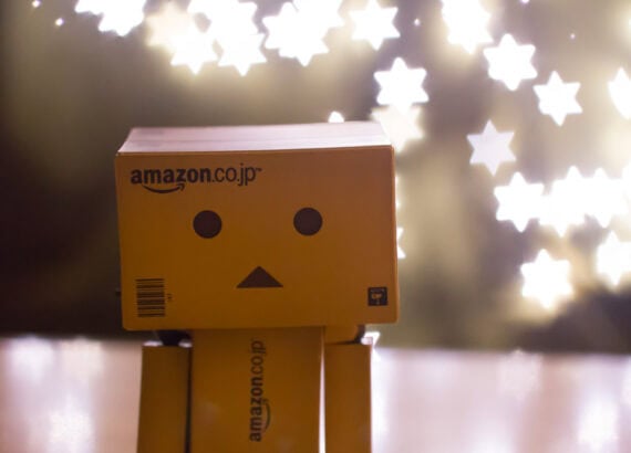 Figurine Danbo devant un arrière-plan lumineux en forme d'étoiles réalisé avec le Bokeh Masters Kit