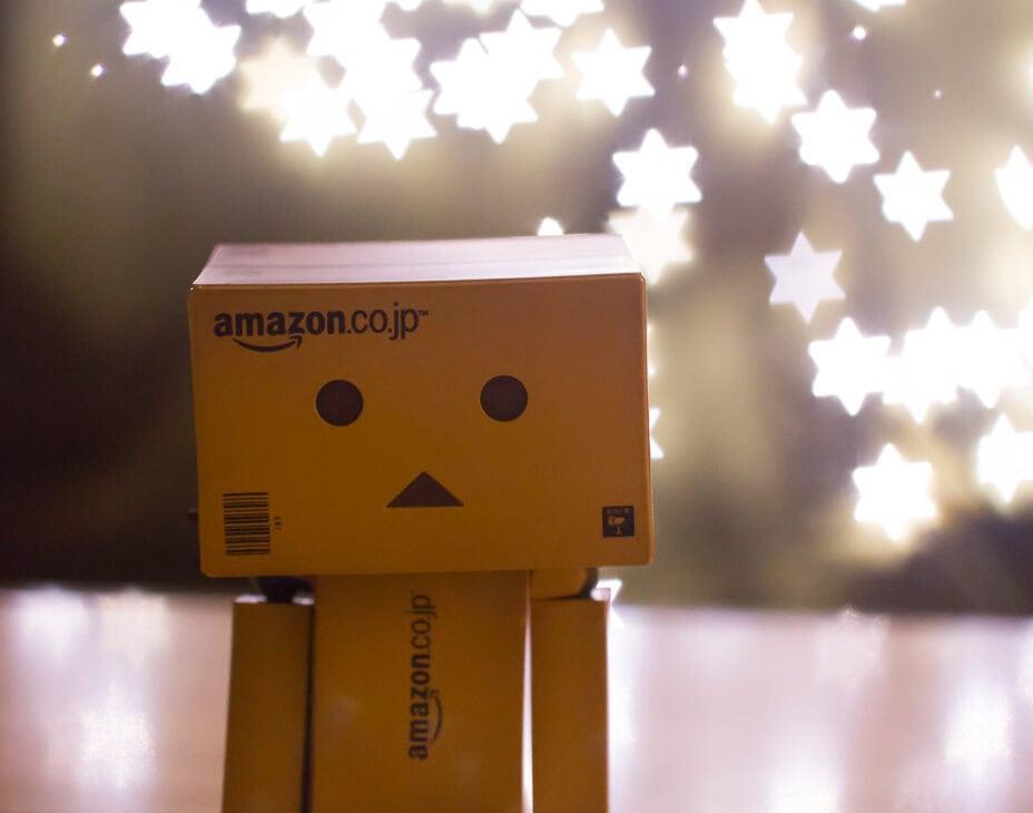 Figurine Danbo devant un arrière-plan lumineux en forme d'étoiles réalisé avec le Bokeh Masters Kit