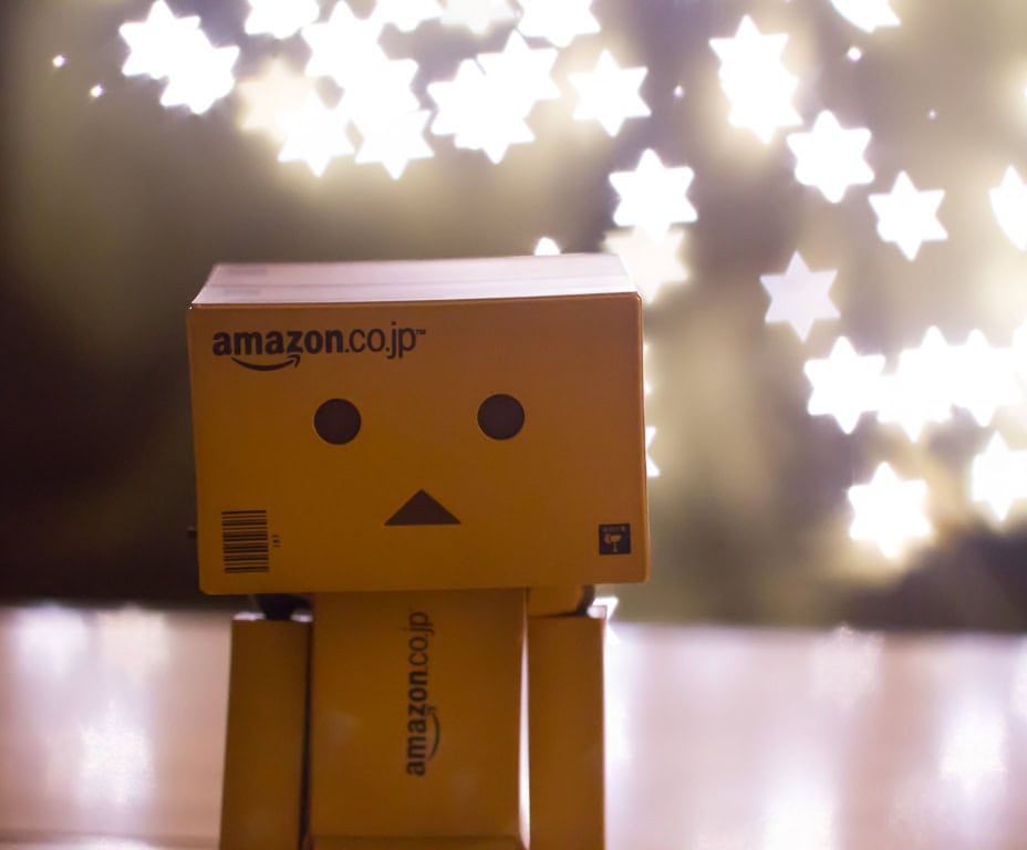 Figurine Danbo devant un arrière-plan lumineux en forme d'étoiles réalisé avec le Bokeh Masters Kit
