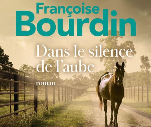 Couverture du roman "Dans le silence de l’aube" de Françoise Bourdin, édition Pocket, avec un cheval sur un chemin au lever du jour.