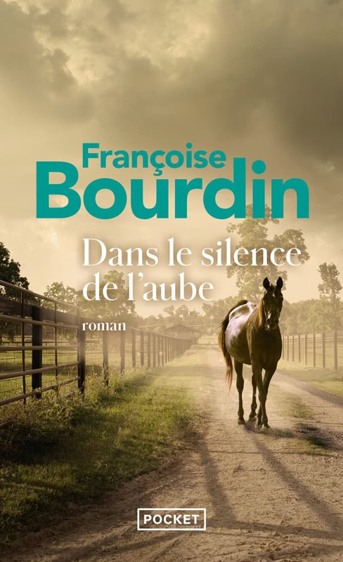 Couverture du roman "Dans le silence de l’aube" de Françoise Bourdin, édition Pocket, avec un cheval sur un chemin au lever du jour.