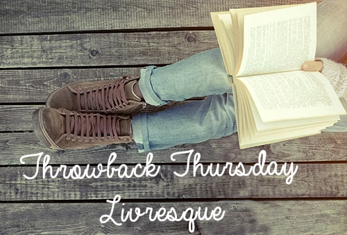 Personne assise lisant un livre sur un banc en bois, image du rendez-vous littéraire Throwback Thursday Livresque.