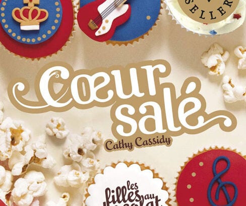 Couverture du livre Cœur salé de Cathy Cassidy, tome 3.5 de la série Les filles au chocolat, avec des cupcakes décorés sur le thème musical et britannique.