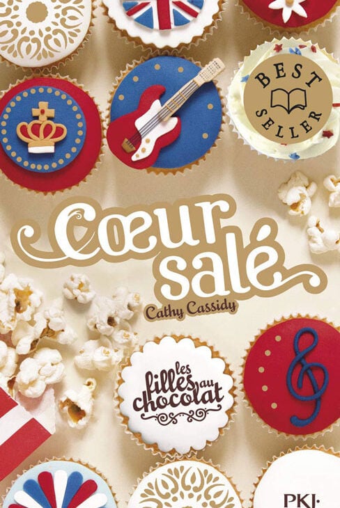 Couverture du livre Cœur salé de Cathy Cassidy, tome 3.5 de la série Les filles au chocolat, avec des cupcakes décorés sur le thème musical et britannique.