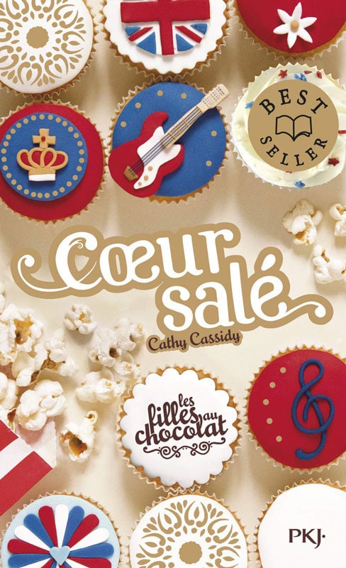 Couverture du livre Cœur salé de Cathy Cassidy, tome 3.5 de la série Les filles au chocolat, avec des cupcakes décorés sur le thème musical et britannique.