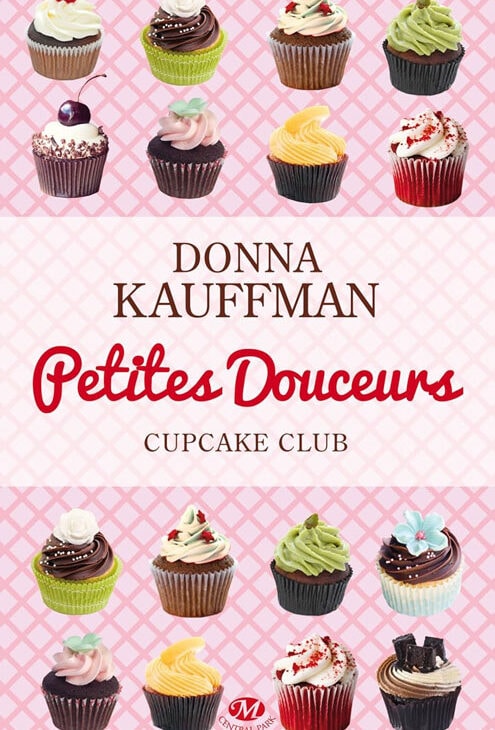 Couverture du livre Petites douceurs, Cupcake Club tome 2 de Donna Kauffman, avec des cupcakes colorés sur fond rose à motifs croisés.
