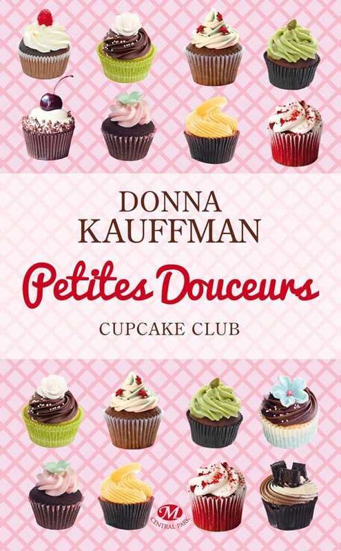 Couverture du livre Petites douceurs, Cupcake Club tome 2 de Donna Kauffman, avec des cupcakes colorés sur fond rose à motifs croisés.
