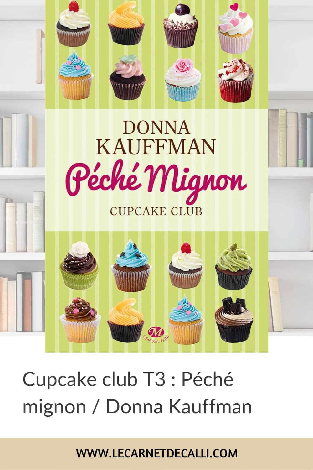 Couverture du roman Péché mignon, Cupcake Club tome 3 de Donna Kauffman, avec des cupcakes colorés sur fond vert rayé.