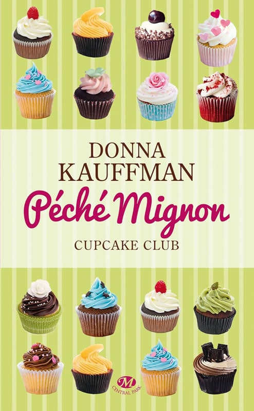 Couverture du roman Péché mignon, troisième tome de la série Cupcake Club de Donna Kauffman, avec des cupcakes colorés sur fond vert à rayures.