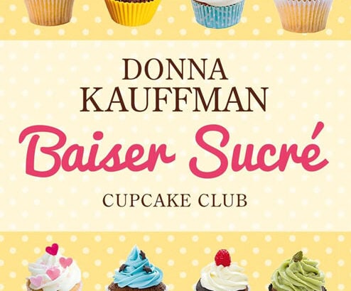Couverture du livre "Baiser Sucré", premier tome de la série Cupcake Club de Donna Kauffman, avec des cupcakes colorés sur fond jaune à pois blancs.