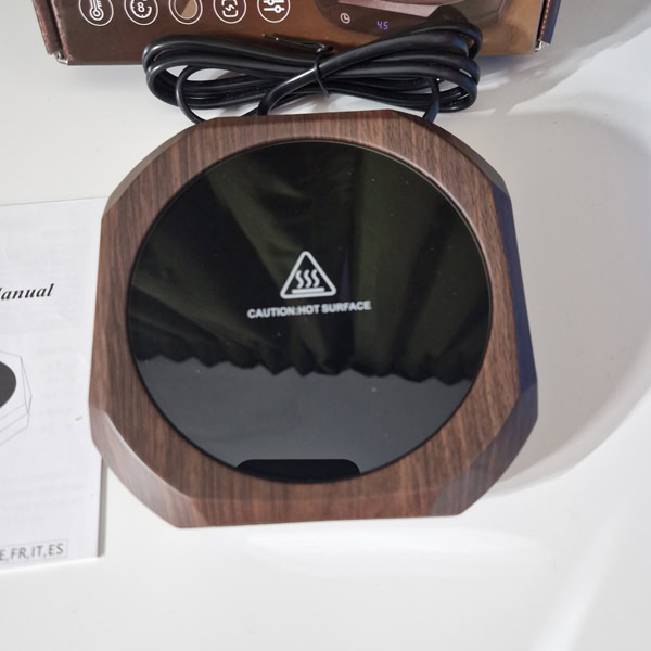 Surface en verre noir du chauffe-tasse électrique avec revêtement effet bois noyer