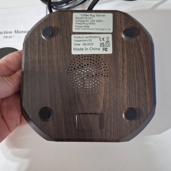 Dessous du chauffe-tasse électrique avec étiquette des spécifications techniques