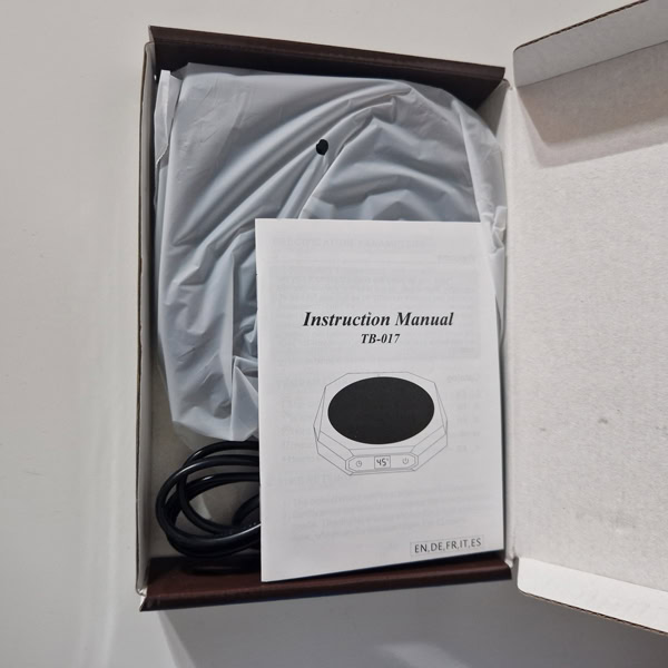 Contenu de la boîte du chauffe-tasse électrique avec câble et manuel