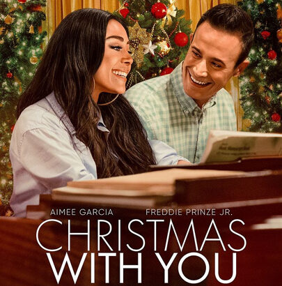 Affiche du film de Noël Christmas With You avec une chanteuse et un homme devant un sapin décoré