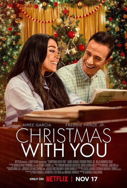 Affiche du film de Noël Christmas With You avec une chanteuse et un homme devant un sapin décoré