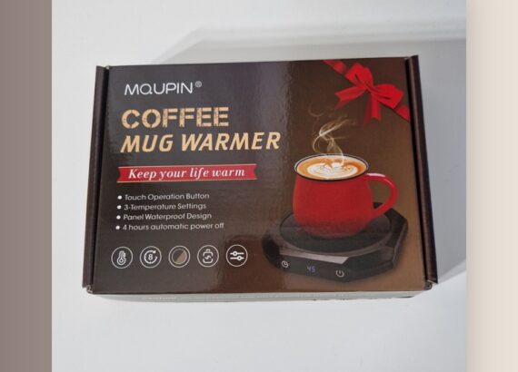 Boîte du chauffe-tasse électrique sur fond beige rosé