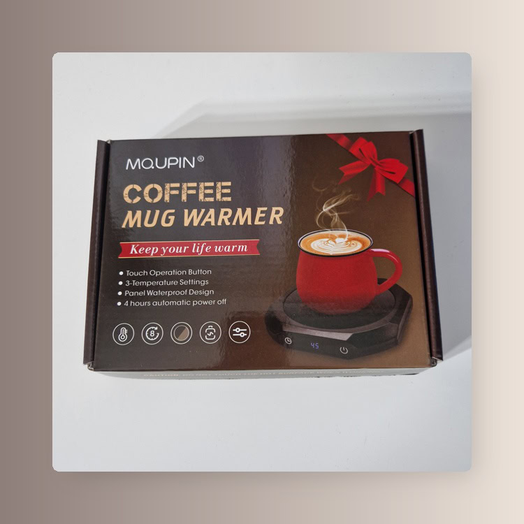 Boîte du chauffe-tasse électrique sur fond beige rosé