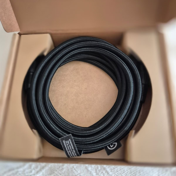 Câble XLR Elgato tressé de 3 mètres enroulé dans sa boîte kraft à l'ouverture
