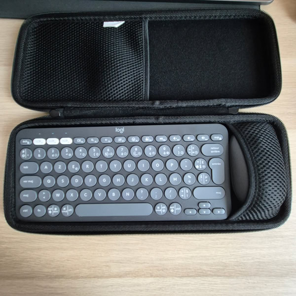 Housse Peyyargo ouverte avec le clavier Logitech Pebble Keys 2 et la souris Pop Mouse rangés ensemble