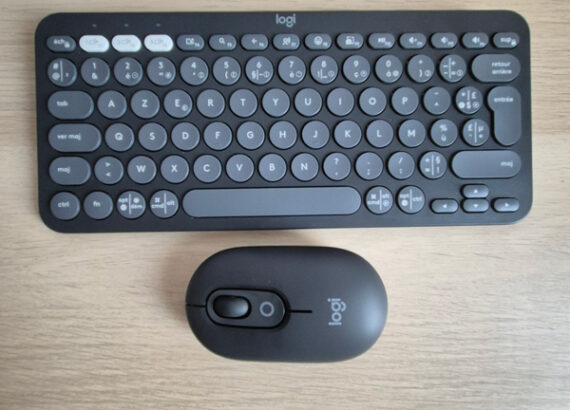 Logitech Pebble Keys 2 et Pop Mouse en coloris graphite posés sur un bureau