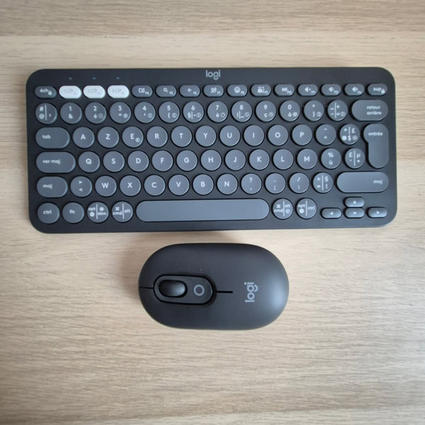 Logitech Pebble Keys 2 et Pop Mouse en coloris graphite posés sur un bureau