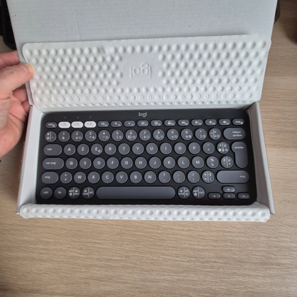 Logitech Pebble Keys 2 K380s sorti de sa boîte, touches rondes visibles