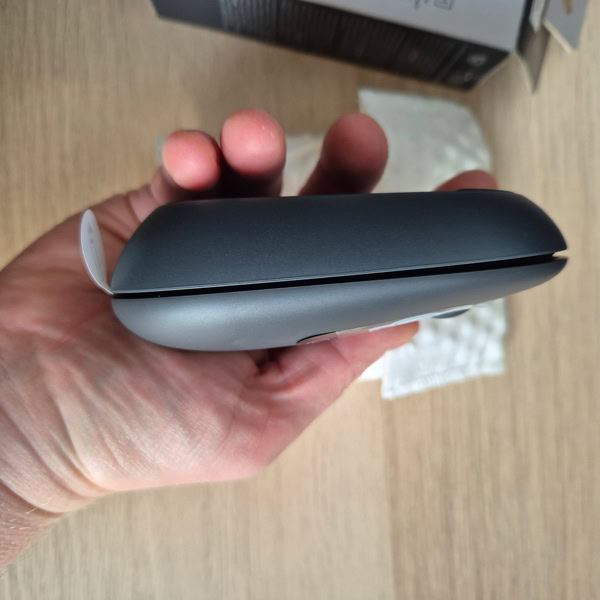 Logitech Pop Mouse graphite tenue en main, vue de profil