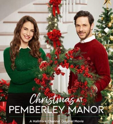 Affiche du film Noël à Pemberley avec un couple dans un décor de Noël et un manoir