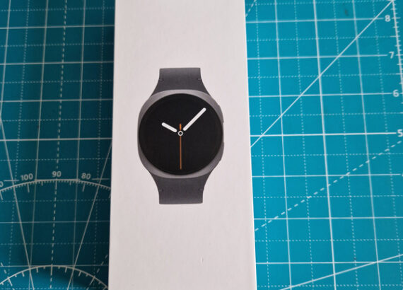 Boîte de la Samsung Galaxy Watch 8 sur un tapis de découpe bleu