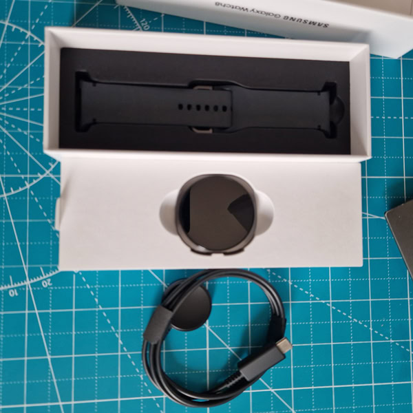 Contenu de la boîte Samsung Galaxy Watch 8 : montre, bracelet et chargeur magnétique